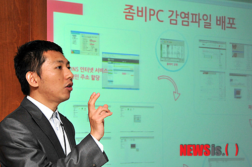 【울산=뉴시스】장지승 기자 = 백신을 무력화시키는 신종 디도스 공격 프로그램을 개발하고 판매한 10대 17명을 붙잡은 울산경찰청 사이버범죄수사대 박영찬 경장이 30일 청사 내 회의실에서 디도스 공격 형태를 설명하고 있다. 신종 디도스 프로그램은 지난해 선관위 디도스 공격 프로그램보다 한층 발전된 것으로 국내 10대에 의해 개발되고, 실제 공격에도 사용되고 있는 것으로 드러났다.&nbsp; jjs@newsis.com