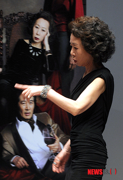 【서울=뉴시스】박상훈 기자 = 임상수 감독의 영화 '돈의 맛' 제작발표회가 열린 30일 오전 서울 광진구 롯데시네마 건대입구점에서 주연배우 윤여정이 무대로 입장하고 있다. hyalinee@newsis.com