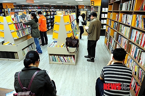 【서울=뉴시스】박문호 기자 = 30일 오전 서울 종로 알라딘 중고서점을 찾은 고객들이 책을 고르고 있다.&nbsp; go2@newsis.com