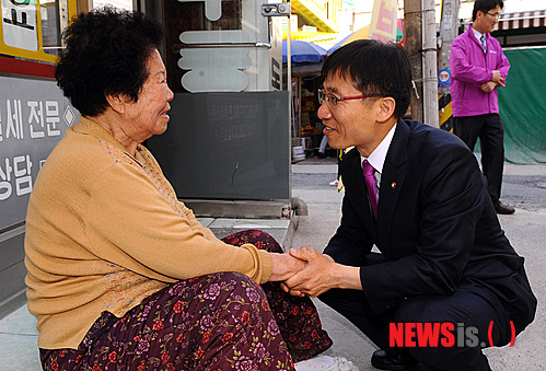【서울=뉴시스】조종원 기자 = 19대 국회의원 이상규 통합진보당 당선자가 30일 오후 서울 관악구 난곡동 우림시장에서 지역주민과 인사를 나누고 있다.&nbsp; choswat@newsis.com