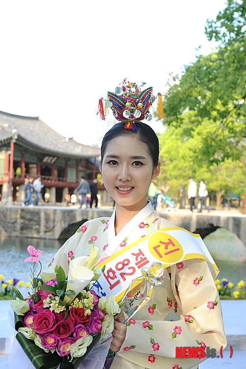 【남원=뉴시스】유진휘 기자 = 제82회 춘향제의 꽃인 춘향선발대회가 30일 오후 전북 남원시 광한루원에서 열린 가운데 조승희(22)씨가 대회 미스춘향 진에 뽑였다.&nbsp; yjh@newsis.com 