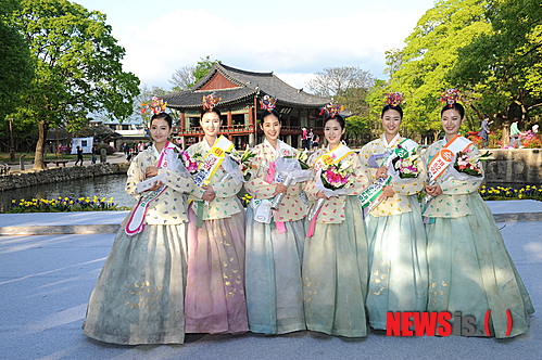 【남원=뉴시스】유진휘 기자 = 제82회 춘향제의 꽃인 춘향선발대회가 30일 오후 전북 남원시 광한루원에서 열린 가운데 조승희(22, 왼쪽 네번째)씨가 대회 진에 뽑이는 등 미스춘향의 주인공이 뽑였다.&nbsp; yjh@newsis.com 