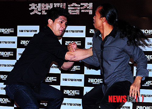 【서울=뉴시스】전신 기자 = 1일 오후 서울 한강로 3가 CGV 용산에서 열린 영화 '레이드 : 첫 번째 습격' 기자간담회에서 출연 배우들이 무술 시범을 선보이고 있다. photo1006@newsis.com