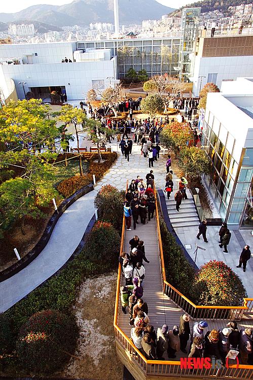 【서울=뉴시스】롯데백화점 광복점 옥상공원.(사진 = 롯데백화점 제공) photo@newsis.com