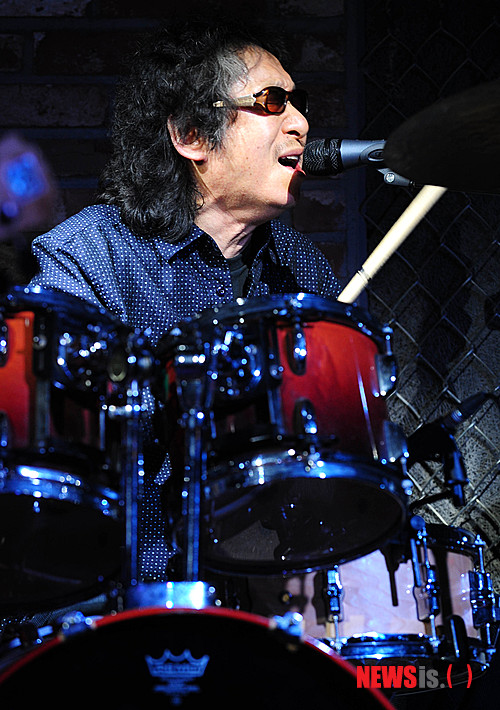 【서울=뉴시스】박문호 기자 = 그룹 '들국화' 드러머 출신 가수 주찬권이 2일 오후 서울 마포구 서교동 에반스라운지에서 열린 솔로 6집 앨범 '지금 여기' 쇼케이스에서 드럼을 연주하며 타이틀곡 '거기서 거기'를 부르고 있다. 7년만에 앨범을 발표한 가수 주찬권은 매주 목·금·토요일 경기 분당 정자동 라이브 클럽 '버디'에서 공연을 선보인다.&nbsp; go2@newsis.com