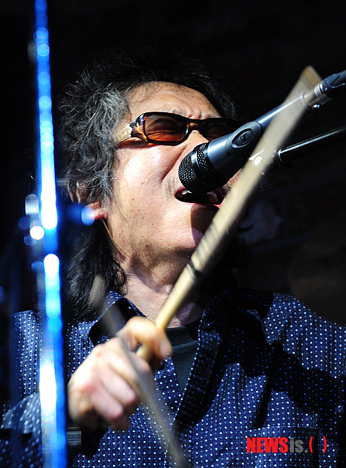 【서울=뉴시스】박문호 기자 = 그룹 '들국화' 드러머 출신 가수 주찬권이 2일 오후 서울 마포구 서교동 에반스라운지에서 열린 솔로 6집 앨범 '지금 여기' 쇼케이스에서 드럼을 연주하며 타이틀곡 '거기서 거기'를 부르고 있다. 7년만에 앨범을 발표한 가수 주찬권은 매주 목·금·토요일 경기 분당 정자동 라이브 클럽 '버디'에서 공연을 선보인다.&nbsp; go2@newsis.com