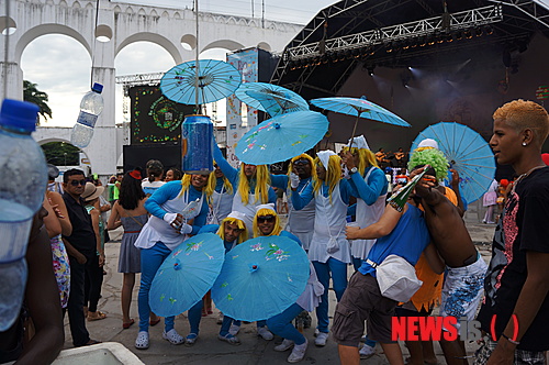 【서울=뉴시스】윤소희의 ‘음악과 여행’ <95>&nbsp; 레이디 가가(26)가 하얀 드레스에 진주구슬 박힌 가면을 쓰고 입국하는 모습을 보고 “동방예의지국 한국을 신경 썼나? 얌전해졌는걸!”이라고 생각했다. 그런데 각종 언론에서 ‘레이디 가가 파격의상’, ‘충격의상’ 이런 기사들을 내보냈다. ‘아니 이게 무슨 파격이라고? 레이디 가가를 모르시나?’ 과대 표현이라 여겨졌다.&nbsp; 레이디 가가의 입국을 두고 한국 개신교가 시끄럽게 나왔다. 신약성경이나 성경 내용 자체가 가톨릭교회 안에서 만들어 졌기에 동성애 등에 대해서 가톨릭에서도 보수적인 입장을 취하고 있는 것은 마찬가지다. 그런데 가톨릭은 잠잠하고 개신교에서만 난리를 피우니 의아했다. 홍보 하나는 제대로다.&nbsp; 레이디 가가의 내한 공연보다 더 쇼킹한 것은 공연을 보러가는 한국 팬들의 패션과 분장들이었다. 나 자신도 서울 시청 앞 광장에서 얼굴에 스티커를 붙이고 붉은 악마들과 응원을 해 본적이 있는지라 그 기분을 모르는 바는 아니다만 가가 팬들이 펼치는 모습들을 보고는 ‘여기가 한국 맞나?‘라는 생각까지 하게 됐다. 안경에다 담배를 붙이는 등 갖가지 장식의 의상들을 보고 ’언제부터 생각하고 준비했을까‘ 싶었다.&nbsp;&nbsp; 그들의 모습을 보면서 지난 2월 브라질 리우데자네이루에서의 삼바축제 정경이 떠올랐다. 퍼레이드를 마친 마차들이 도로 한편에 줄지어 서서는 심사위원들의 점수 발표를 기다리고 있었다. 줄지어선 마차들을 보니 기괴한 아이템들이 유독 많았다. 단지 눈에 띄려는 것일 뿐이었음을 알았기에 그저 재미난 구경거리로 여겼다.&nbsp; 퍼레이드가 지나간 광장이며 거리 곳곳에는 축제를 즐기는 사람들이 서로 어울려 춤추고 노느라 발 디딜 틈이 없었다. 친구들 여럿이 같은 모습으로 분장을 하고는 한데 어울려 다니는 모습들은 즐겁고 행복하다는 말 외에 다른 말이 필요 없었다. 한국 사람들은 남미를 마약과 저임금에 불안하고 어두운 나라로 여기지만 실제 이곳 사람들에게는 불행이나 짜증, 혹은 보장된 미래 따위는 관심 밖의 일이다.&nbsp; 이에 비해 엄한 종교적 통제가 있는 이슬람지역에서는 유흥가의 불빛이라고는 찾아 볼 수 없는 밤의 거리가 충격적이었다. 내국인들에게는 술을 팔지 않으니 남자들도 술을 마실 수 없거니와 술파는 곳이 없으니 해가지면 집으로 가서 드라마를 본단다. 왜 이슬람지역에서는 전쟁이 끊이지 않고 자살 테러 등이 저리도 많은지 궁금했는데 그들에게 유흥문화가 없어서 그런 것은 아닐까 생각하게 됐다. 나는 테러를 없애려면 무슬림들에게 술을 마시게 해야 한다는 말을 종종 하곤 한다.&nbsp; 한국도 자살이나 타살 뉴스가 없으면 뉴스의 30%는 줄어들 정도다. “노세, 노세, 젊어서 놀아”를 망국의 노래라고 했었지만 이제는 피살(避殺)의 노래라고 해야 할 판이다. 너무 부지런하고 너무 성급해진 우리들! 학교 폭력을 근절하겠다고 당국에서 여러 가지 대책을 내 놓지만 그 대책들을 보면 폭력을 휘두르는 아이들 단속하겠다는 것이지 그 아이들이 왜 그런 행동을 하게 되었는지 그들을 달래고 어루만져 예쁜 아이들로 되돌려 놓으려는 마음은 조금도 안 보인다.&nbsp; 정신병자가 아니고서야 그 누가 “나는 나쁜 사람이 되어야지”, “남을 괴롭혀야지”하고 범죄를 저지르겠는가. 설사 정신병자라 하더라도 그 사람이 병자가 되기까지는 함께 살아가는 우리들이 그들에게 지운 그늘이 없었는지 자신을 반추해 보는 시간이 필요하다.&nbsp;&nbsp;&nbsp; 사람들은 어떤 행동을 할 때 명분이라는 것을 필요로 한다. 무슬림들이 테러를 하고 전쟁을 일삼는 명분들을 보면 “알라신과 조국에 대한 충정”, “서방 강대국에 대한 대항” 등을 내세운다. 하지만 나는 그들에게 자신들의 무의식에 대해 한번이라도 고민해 본 적이 있는지 묻고 싶다. 여러 가지 원인들이 있겠지만 이슬람지역에 밤의 유흥이 허락된다면 아마도 상당수의 테러나 전쟁이 사라질 것이다.&nbsp; 레이디 가가의 공연에 모여드는 젊은 사람들을 보면서 친구를 괴롭혀 죽게 하거나 죽인 아이들이 떠올랐다. 그 아이들이 만약 저렇게 치장하며 쌓인 스트레스를 발산할 수 있는 기회가 있었더라면 어땠을까? 학교에서는 폭력이나 집단 따돌림을 하는 아이들을 잡아내고 벌을 주기 이전에 그들이 서로 이해하고 소통할 수 있는 프로그램을 만들어야 할 것이다.&nbsp; 또한 1등하는 아이들을 가진 부잣집 부모들은 자신들의 아이가 그렇지 않다는 것만 안심할 일이 아니다. 다 가진 내 아이, 내 집의 행복이 그 아이들에게 좌절과 우울을 안겨준 것은 아닌가 하는 생각도 한번쯤은 해봐야 한다. 뮤지컬 ‘미스 사이공’에 등장하는 ‘미스 킴’을 죽게 한 것은 잔혹한 이데올로기 분쟁도, 상어 떼가 우글거리는 바다를 건너야 했던 참혹함도 아니었다. 바로 그녀를 사랑했던 남자가 남기고 간 총이었다.&nbsp; 인류의 역사를 되돌아보면 어느 시대 어느 곳에서나 도둑과 살인마, 철면피들은 있어왔다. 사람들은 그다지 완벽하지도 신성하지도 않다는 것을 스스로 깨닫고 세상살이를 좀 더 느슨하게 바라볼 필요가 있다. 그런 의미에서 사람들의 내면에 끓고 있는 용암을 일탈의 퍼포먼스로 풀어주는 레이디 가가의 치장과 행동들은 어쩌면 내 안에 응어리진 총알을 쏴 날리게 하는 비상 탈출구인지도 모른다.&nbsp;&nbsp;&nbsp; 작곡가·음악인류학 박사 http://cafe.daum.net/ysh3586 