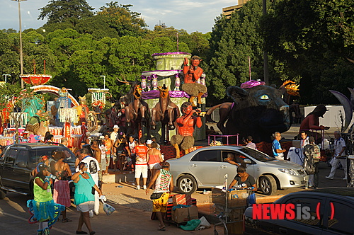 【서울=뉴시스】윤소희의 ‘음악과 여행’ <95>&nbsp; 레이디 가가(26)가 하얀 드레스에 진주구슬 박힌 가면을 쓰고 입국하는 모습을 보고 “동방예의지국 한국을 신경 썼나? 얌전해졌는걸!”이라고 생각했다. 그런데 각종 언론에서 ‘레이디 가가 파격의상’, ‘충격의상’ 이런 기사들을 내보냈다. ‘아니 이게 무슨 파격이라고? 레이디 가가를 모르시나?’ 과대 표현이라 여겨졌다.&nbsp; 레이디 가가의 입국을 두고 한국 개신교가 시끄럽게 나왔다. 신약성경이나 성경 내용 자체가 가톨릭교회 안에서 만들어 졌기에 동성애 등에 대해서 가톨릭에서도 보수적인 입장을 취하고 있는 것은 마찬가지다. 그런데 가톨릭은 잠잠하고 개신교에서만 난리를 피우니 의아했다. 홍보 하나는 제대로다.&nbsp; 레이디 가가의 내한 공연보다 더 쇼킹한 것은 공연을 보러가는 한국 팬들의 패션과 분장들이었다. 나 자신도 서울 시청 앞 광장에서 얼굴에 스티커를 붙이고 붉은 악마들과 응원을 해 본적이 있는지라 그 기분을 모르는 바는 아니다만 가가 팬들이 펼치는 모습들을 보고는 ‘여기가 한국 맞나?‘라는 생각까지 하게 됐다. 안경에다 담배를 붙이는 등 갖가지 장식의 의상들을 보고 ’언제부터 생각하고 준비했을까‘ 싶었다.&nbsp;&nbsp; 그들의 모습을 보면서 지난 2월 브라질 리우데자네이루에서의 삼바축제 정경이 떠올랐다. 퍼레이드를 마친 마차들이 도로 한편에 줄지어 서서는 심사위원들의 점수 발표를 기다리고 있었다. 줄지어선 마차들을 보니 기괴한 아이템들이 유독 많았다. 단지 눈에 띄려는 것일 뿐이었음을 알았기에 그저 재미난 구경거리로 여겼다.&nbsp; 퍼레이드가 지나간 광장이며 거리 곳곳에는 축제를 즐기는 사람들이 서로 어울려 춤추고 노느라 발 디딜 틈이 없었다. 친구들 여럿이 같은 모습으로 분장을 하고는 한데 어울려 다니는 모습들은 즐겁고 행복하다는 말 외에 다른 말이 필요 없었다. 한국 사람들은 남미를 마약과 저임금에 불안하고 어두운 나라로 여기지만 실제 이곳 사람들에게는 불행이나 짜증, 혹은 보장된 미래 따위는 관심 밖의 일이다.&nbsp; 이에 비해 엄한 종교적 통제가 있는 이슬람지역에서는 유흥가의 불빛이라고는 찾아 볼 수 없는 밤의 거리가 충격적이었다. 내국인들에게는 술을 팔지 않으니 남자들도 술을 마실 수 없거니와 술파는 곳이 없으니 해가지면 집으로 가서 드라마를 본단다. 왜 이슬람지역에서는 전쟁이 끊이지 않고 자살 테러 등이 저리도 많은지 궁금했는데 그들에게 유흥문화가 없어서 그런 것은 아닐까 생각하게 됐다. 나는 테러를 없애려면 무슬림들에게 술을 마시게 해야 한다는 말을 종종 하곤 한다.&nbsp; 한국도 자살이나 타살 뉴스가 없으면 뉴스의 30%는 줄어들 정도다. “노세, 노세, 젊어서 놀아”를 망국의 노래라고 했었지만 이제는 피살(避殺)의 노래라고 해야 할 판이다. 너무 부지런하고 너무 성급해진 우리들! 학교 폭력을 근절하겠다고 당국에서 여러 가지 대책을 내 놓지만 그 대책들을 보면 폭력을 휘두르는 아이들 단속하겠다는 것이지 그 아이들이 왜 그런 행동을 하게 되었는지 그들을 달래고 어루만져 예쁜 아이들로 되돌려 놓으려는 마음은 조금도 안 보인다.&nbsp; 정신병자가 아니고서야 그 누가 “나는 나쁜 사람이 되어야지”, “남을 괴롭혀야지”하고 범죄를 저지르겠는가. 설사 정신병자라 하더라도 그 사람이 병자가 되기까지는 함께 살아가는 우리들이 그들에게 지운 그늘이 없었는지 자신을 반추해 보는 시간이 필요하다.&nbsp;&nbsp;&nbsp; 사람들은 어떤 행동을 할 때 명분이라는 것을 필요로 한다. 무슬림들이 테러를 하고 전쟁을 일삼는 명분들을 보면 “알라신과 조국에 대한 충정”, “서방 강대국에 대한 대항” 등을 내세운다. 하지만 나는 그들에게 자신들의 무의식에 대해 한번이라도 고민해 본 적이 있는지 묻고 싶다. 여러 가지 원인들이 있겠지만 이슬람지역에 밤의 유흥이 허락된다면 아마도 상당수의 테러나 전쟁이 사라질 것이다.&nbsp; 레이디 가가의 공연에 모여드는 젊은 사람들을 보면서 친구를 괴롭혀 죽게 하거나 죽인 아이들이 떠올랐다. 그 아이들이 만약 저렇게 치장하며 쌓인 스트레스를 발산할 수 있는 기회가 있었더라면 어땠을까? 학교에서는 폭력이나 집단 따돌림을 하는 아이들을 잡아내고 벌을 주기 이전에 그들이 서로 이해하고 소통할 수 있는 프로그램을 만들어야 할 것이다.&nbsp; 또한 1등하는 아이들을 가진 부잣집 부모들은 자신들의 아이가 그렇지 않다는 것만 안심할 일이 아니다. 다 가진 내 아이, 내 집의 행복이 그 아이들에게 좌절과 우울을 안겨준 것은 아닌가 하는 생각도 한번쯤은 해봐야 한다. 뮤지컬 ‘미스 사이공’에 등장하는 ‘미스 킴’을 죽게 한 것은 잔혹한 이데올로기 분쟁도, 상어 떼가 우글거리는 바다를 건너야 했던 참혹함도 아니었다. 바로 그녀를 사랑했던 남자가 남기고 간 총이었다.&nbsp; 인류의 역사를 되돌아보면 어느 시대 어느 곳에서나 도둑과 살인마, 철면피들은 있어왔다. 사람들은 그다지 완벽하지도 신성하지도 않다는 것을 스스로 깨닫고 세상살이를 좀 더 느슨하게 바라볼 필요가 있다. 그런 의미에서 사람들의 내면에 끓고 있는 용암을 일탈의 퍼포먼스로 풀어주는 레이디 가가의 치장과 행동들은 어쩌면 내 안에 응어리진 총알을 쏴 날리게 하는 비상 탈출구인지도 모른다.&nbsp;&nbsp;&nbsp; 작곡가·음악인류학 박사 http://cafe.daum.net/ysh3586 