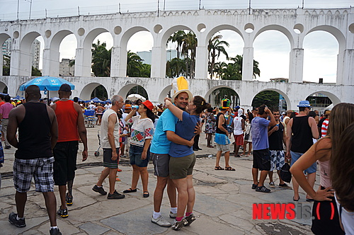 【서울=뉴시스】윤소희의 ‘음악과 여행’ <95>&nbsp; 레이디 가가(26)가 하얀 드레스에 진주구슬 박힌 가면을 쓰고 입국하는 모습을 보고 “동방예의지국 한국을 신경 썼나? 얌전해졌는걸!”이라고 생각했다. 그런데 각종 언론에서 ‘레이디 가가 파격의상’, ‘충격의상’ 이런 기사들을 내보냈다. ‘아니 이게 무슨 파격이라고? 레이디 가가를 모르시나?’ 과대 표현이라 여겨졌다.&nbsp; 레이디 가가의 입국을 두고 한국 개신교가 시끄럽게 나왔다. 신약성경이나 성경 내용 자체가 가톨릭교회 안에서 만들어 졌기에 동성애 등에 대해서 가톨릭에서도 보수적인 입장을 취하고 있는 것은 마찬가지다. 그런데 가톨릭은 잠잠하고 개신교에서만 난리를 피우니 의아했다. 홍보 하나는 제대로다.&nbsp; 레이디 가가의 내한 공연보다 더 쇼킹한 것은 공연을 보러가는 한국 팬들의 패션과 분장들이었다. 나 자신도 서울 시청 앞 광장에서 얼굴에 스티커를 붙이고 붉은 악마들과 응원을 해 본적이 있는지라 그 기분을 모르는 바는 아니다만 가가 팬들이 펼치는 모습들을 보고는 ‘여기가 한국 맞나?‘라는 생각까지 하게 됐다. 안경에다 담배를 붙이는 등 갖가지 장식의 의상들을 보고 ’언제부터 생각하고 준비했을까‘ 싶었다.&nbsp;&nbsp; 그들의 모습을 보면서 지난 2월 브라질 리우데자네이루에서의 삼바축제 정경이 떠올랐다. 퍼레이드를 마친 마차들이 도로 한편에 줄지어 서서는 심사위원들의 점수 발표를 기다리고 있었다. 줄지어선 마차들을 보니 기괴한 아이템들이 유독 많았다. 단지 눈에 띄려는 것일 뿐이었음을 알았기에 그저 재미난 구경거리로 여겼다.&nbsp; 퍼레이드가 지나간 광장이며 거리 곳곳에는 축제를 즐기는 사람들이 서로 어울려 춤추고 노느라 발 디딜 틈이 없었다. 친구들 여럿이 같은 모습으로 분장을 하고는 한데 어울려 다니는 모습들은 즐겁고 행복하다는 말 외에 다른 말이 필요 없었다. 한국 사람들은 남미를 마약과 저임금에 불안하고 어두운 나라로 여기지만 실제 이곳 사람들에게는 불행이나 짜증, 혹은 보장된 미래 따위는 관심 밖의 일이다.&nbsp; 이에 비해 엄한 종교적 통제가 있는 이슬람지역에서는 유흥가의 불빛이라고는 찾아 볼 수 없는 밤의 거리가 충격적이었다. 내국인들에게는 술을 팔지 않으니 남자들도 술을 마실 수 없거니와 술파는 곳이 없으니 해가지면 집으로 가서 드라마를 본단다. 왜 이슬람지역에서는 전쟁이 끊이지 않고 자살 테러 등이 저리도 많은지 궁금했는데 그들에게 유흥문화가 없어서 그런 것은 아닐까 생각하게 됐다. 나는 테러를 없애려면 무슬림들에게 술을 마시게 해야 한다는 말을 종종 하곤 한다.&nbsp; 한국도 자살이나 타살 뉴스가 없으면 뉴스의 30%는 줄어들 정도다. “노세, 노세, 젊어서 놀아”를 망국의 노래라고 했었지만 이제는 피살(避殺)의 노래라고 해야 할 판이다. 너무 부지런하고 너무 성급해진 우리들! 학교 폭력을 근절하겠다고 당국에서 여러 가지 대책을 내 놓지만 그 대책들을 보면 폭력을 휘두르는 아이들 단속하겠다는 것이지 그 아이들이 왜 그런 행동을 하게 되었는지 그들을 달래고 어루만져 예쁜 아이들로 되돌려 놓으려는 마음은 조금도 안 보인다.&nbsp; 정신병자가 아니고서야 그 누가 “나는 나쁜 사람이 되어야지”, “남을 괴롭혀야지”하고 범죄를 저지르겠는가. 설사 정신병자라 하더라도 그 사람이 병자가 되기까지는 함께 살아가는 우리들이 그들에게 지운 그늘이 없었는지 자신을 반추해 보는 시간이 필요하다.&nbsp;&nbsp;&nbsp; 사람들은 어떤 행동을 할 때 명분이라는 것을 필요로 한다. 무슬림들이 테러를 하고 전쟁을 일삼는 명분들을 보면 “알라신과 조국에 대한 충정”, “서방 강대국에 대한 대항” 등을 내세운다. 하지만 나는 그들에게 자신들의 무의식에 대해 한번이라도 고민해 본 적이 있는지 묻고 싶다. 여러 가지 원인들이 있겠지만 이슬람지역에 밤의 유흥이 허락된다면 아마도 상당수의 테러나 전쟁이 사라질 것이다.&nbsp; 레이디 가가의 공연에 모여드는 젊은 사람들을 보면서 친구를 괴롭혀 죽게 하거나 죽인 아이들이 떠올랐다. 그 아이들이 만약 저렇게 치장하며 쌓인 스트레스를 발산할 수 있는 기회가 있었더라면 어땠을까? 학교에서는 폭력이나 집단 따돌림을 하는 아이들을 잡아내고 벌을 주기 이전에 그들이 서로 이해하고 소통할 수 있는 프로그램을 만들어야 할 것이다.&nbsp; 또한 1등하는 아이들을 가진 부잣집 부모들은 자신들의 아이가 그렇지 않다는 것만 안심할 일이 아니다. 다 가진 내 아이, 내 집의 행복이 그 아이들에게 좌절과 우울을 안겨준 것은 아닌가 하는 생각도 한번쯤은 해봐야 한다. 뮤지컬 ‘미스 사이공’에 등장하는 ‘미스 킴’을 죽게 한 것은 잔혹한 이데올로기 분쟁도, 상어 떼가 우글거리는 바다를 건너야 했던 참혹함도 아니었다. 바로 그녀를 사랑했던 남자가 남기고 간 총이었다.&nbsp; 인류의 역사를 되돌아보면 어느 시대 어느 곳에서나 도둑과 살인마, 철면피들은 있어왔다. 사람들은 그다지 완벽하지도 신성하지도 않다는 것을 스스로 깨닫고 세상살이를 좀 더 느슨하게 바라볼 필요가 있다. 그런 의미에서 사람들의 내면에 끓고 있는 용암을 일탈의 퍼포먼스로 풀어주는 레이디 가가의 치장과 행동들은 어쩌면 내 안에 응어리진 총알을 쏴 날리게 하는 비상 탈출구인지도 모른다.&nbsp;&nbsp;&nbsp; 작곡가·음악인류학 박사 http://cafe.daum.net/ysh3586 