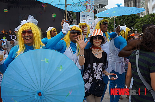 【서울=뉴시스】윤소희의 ‘음악과 여행’ <95>&nbsp; 레이디 가가(26)가 하얀 드레스에 진주구슬 박힌 가면을 쓰고 입국하는 모습을 보고 “동방예의지국 한국을 신경 썼나? 얌전해졌는걸!”이라고 생각했다. 그런데 각종 언론에서 ‘레이디 가가 파격의상’, ‘충격의상’ 이런 기사들을 내보냈다. ‘아니 이게 무슨 파격이라고? 레이디 가가를 모르시나?’ 과대 표현이라 여겨졌다.&nbsp; 레이디 가가의 입국을 두고 한국 개신교가 시끄럽게 나왔다. 신약성경이나 성경 내용 자체가 가톨릭교회 안에서 만들어 졌기에 동성애 등에 대해서 가톨릭에서도 보수적인 입장을 취하고 있는 것은 마찬가지다. 그런데 가톨릭은 잠잠하고 개신교에서만 난리를 피우니 의아했다. 홍보 하나는 제대로다.&nbsp; 레이디 가가의 내한 공연보다 더 쇼킹한 것은 공연을 보러가는 한국 팬들의 패션과 분장들이었다. 나 자신도 서울 시청 앞 광장에서 얼굴에 스티커를 붙이고 붉은 악마들과 응원을 해 본적이 있는지라 그 기분을 모르는 바는 아니다만 가가 팬들이 펼치는 모습들을 보고는 ‘여기가 한국 맞나?‘라는 생각까지 하게 됐다. 안경에다 담배를 붙이는 등 갖가지 장식의 의상들을 보고 ’언제부터 생각하고 준비했을까‘ 싶었다.&nbsp;&nbsp; 그들의 모습을 보면서 지난 2월 브라질 리우데자네이루에서의 삼바축제 정경이 떠올랐다. 퍼레이드를 마친 마차들이 도로 한편에 줄지어 서서는 심사위원들의 점수 발표를 기다리고 있었다. 줄지어선 마차들을 보니 기괴한 아이템들이 유독 많았다. 단지 눈에 띄려는 것일 뿐이었음을 알았기에 그저 재미난 구경거리로 여겼다.&nbsp; 퍼레이드가 지나간 광장이며 거리 곳곳에는 축제를 즐기는 사람들이 서로 어울려 춤추고 노느라 발 디딜 틈이 없었다. 친구들 여럿이 같은 모습으로 분장을 하고는 한데 어울려 다니는 모습들은 즐겁고 행복하다는 말 외에 다른 말이 필요 없었다. 한국 사람들은 남미를 마약과 저임금에 불안하고 어두운 나라로 여기지만 실제 이곳 사람들에게는 불행이나 짜증, 혹은 보장된 미래 따위는 관심 밖의 일이다.&nbsp; 이에 비해 엄한 종교적 통제가 있는 이슬람지역에서는 유흥가의 불빛이라고는 찾아 볼 수 없는 밤의 거리가 충격적이었다. 내국인들에게는 술을 팔지 않으니 남자들도 술을 마실 수 없거니와 술파는 곳이 없으니 해가지면 집으로 가서 드라마를 본단다. 왜 이슬람지역에서는 전쟁이 끊이지 않고 자살 테러 등이 저리도 많은지 궁금했는데 그들에게 유흥문화가 없어서 그런 것은 아닐까 생각하게 됐다. 나는 테러를 없애려면 무슬림들에게 술을 마시게 해야 한다는 말을 종종 하곤 한다.&nbsp; 한국도 자살이나 타살 뉴스가 없으면 뉴스의 30%는 줄어들 정도다. “노세, 노세, 젊어서 놀아”를 망국의 노래라고 했었지만 이제는 피살(避殺)의 노래라고 해야 할 판이다. 너무 부지런하고 너무 성급해진 우리들! 학교 폭력을 근절하겠다고 당국에서 여러 가지 대책을 내 놓지만 그 대책들을 보면 폭력을 휘두르는 아이들 단속하겠다는 것이지 그 아이들이 왜 그런 행동을 하게 되었는지 그들을 달래고 어루만져 예쁜 아이들로 되돌려 놓으려는 마음은 조금도 안 보인다.&nbsp; 정신병자가 아니고서야 그 누가 “나는 나쁜 사람이 되어야지”, “남을 괴롭혀야지”하고 범죄를 저지르겠는가. 설사 정신병자라 하더라도 그 사람이 병자가 되기까지는 함께 살아가는 우리들이 그들에게 지운 그늘이 없었는지 자신을 반추해 보는 시간이 필요하다.&nbsp;&nbsp;&nbsp; 사람들은 어떤 행동을 할 때 명분이라는 것을 필요로 한다. 무슬림들이 테러를 하고 전쟁을 일삼는 명분들을 보면 “알라신과 조국에 대한 충정”, “서방 강대국에 대한 대항” 등을 내세운다. 하지만 나는 그들에게 자신들의 무의식에 대해 한번이라도 고민해 본 적이 있는지 묻고 싶다. 여러 가지 원인들이 있겠지만 이슬람지역에 밤의 유흥이 허락된다면 아마도 상당수의 테러나 전쟁이 사라질 것이다.&nbsp; 레이디 가가의 공연에 모여드는 젊은 사람들을 보면서 친구를 괴롭혀 죽게 하거나 죽인 아이들이 떠올랐다. 그 아이들이 만약 저렇게 치장하며 쌓인 스트레스를 발산할 수 있는 기회가 있었더라면 어땠을까? 학교에서는 폭력이나 집단 따돌림을 하는 아이들을 잡아내고 벌을 주기 이전에 그들이 서로 이해하고 소통할 수 있는 프로그램을 만들어야 할 것이다.&nbsp; 또한 1등하는 아이들을 가진 부잣집 부모들은 자신들의 아이가 그렇지 않다는 것만 안심할 일이 아니다. 다 가진 내 아이, 내 집의 행복이 그 아이들에게 좌절과 우울을 안겨준 것은 아닌가 하는 생각도 한번쯤은 해봐야 한다. 뮤지컬 ‘미스 사이공’에 등장하는 ‘미스 킴’을 죽게 한 것은 잔혹한 이데올로기 분쟁도, 상어 떼가 우글거리는 바다를 건너야 했던 참혹함도 아니었다. 바로 그녀를 사랑했던 남자가 남기고 간 총이었다.&nbsp; 인류의 역사를 되돌아보면 어느 시대 어느 곳에서나 도둑과 살인마, 철면피들은 있어왔다. 사람들은 그다지 완벽하지도 신성하지도 않다는 것을 스스로 깨닫고 세상살이를 좀 더 느슨하게 바라볼 필요가 있다. 그런 의미에서 사람들의 내면에 끓고 있는 용암을 일탈의 퍼포먼스로 풀어주는 레이디 가가의 치장과 행동들은 어쩌면 내 안에 응어리진 총알을 쏴 날리게 하는 비상 탈출구인지도 모른다.&nbsp;&nbsp;&nbsp; 작곡가·음악인류학 박사 http://cafe.daum.net/ysh3586 