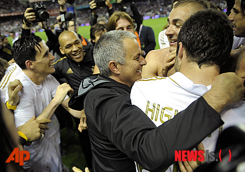 【빌바오=AP/뉴시스】명장 조제 무리뉴(49)감독이 이끄는 레알 마드리드는 3일 오전(한국시간) 빌바오의 산 마메스 경기장에서 열린 2011~2012시즌 스페인 프리메라리가 빌바오와의 경기에서 1골 1도움을 올린 크리스티아누 호날두(27)의 맹활약을 앞세워 3-0으로 이겼다. 리그 우승 확정 후 무리뉴 감독이 선수들과 기쁨을 나누고 있다.&nbsp; 
