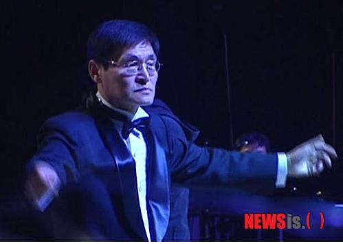 【서울=뉴시스】이재훈 기자 = 음악 실연자들의 저작인접권을 관리하는 한국음악실연자연합회 회장으로 송순기(66)씨가 2일 당선됐다. 송 신임 회장은 이 단체가 전문경영인제를 도입하고 상근이었던 회장직을 비상근으로 전환, 선출한 첫번째 회장이 됐다. 향후 단체 운영은 외부에서 영입한 전문경영인 전무이사에게 맡긴다. 회장은 총회와 이사회 의장, 외국 단체들과 상호조약 체결 등 음실련의 대표권만 행사하게 된다. MBC관현악단에서 연주 생활을 시작한 송 회장은 음실련 이사, 한국레코딩뮤지션협회장 등을 지냈다. 남북 UN 동시가입 기념 특별콘서트 음악감독, 88서울올림픽 개·폐막식 음악 지휘 등을 맡았다. 옥관문화훈장을 수훈했다. 송 회장은 "음악실연자들은 기여도에 비해 적정한 대우를 받지 못하고 있다"며 "실연자들의 권익 향상을 위해 노력하겠다"고 밝혔다. 송 회장을 포함한 음실련 제7대 임원진은 유기선 전무이사, 김선중·박일서·신형원·유열 이사(대중음악 가창 분야), 김원용·최희선·함춘호 이사(대중음악 연주 분야), 이영희·이춘희 이사(국악 분야), 이정현·인성희 이사(순수음악 분야). 그리고 최태완 감사로 구성됐다. realpaper7@newsis.com