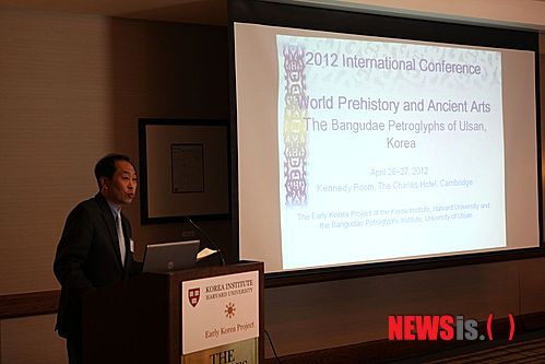 【울산=뉴시스】고은희 기자 = 울산대학교 반구대암각화유적보존연구소(소장 전호태)는 하버드대 한국학연구소(소장 김선주 교수)와 공동으로 지난달 27일과 28일 미국 하버드대학 소재 케임브리지 시에 있는 찰스호텔 케네디홀에서 '세계 선사 및 고대 예술: 한국 울산의 반구대암각화'를 주제로 마련한 국제심포지엄을 열었다고 3일 밝혔다. 이날 전호태 소장이 '한국의 선사 고대 예술과 반구대암각화'를 주제로 발표하고 있다. (사진=울산대 제공) photo@newsis.com