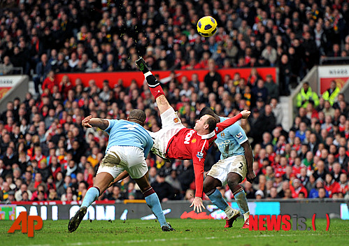 【맨체스터=AP/뉴시스】지난해 2월 12일 올드트래포드에서 열린 맨체스터유나이티드와 맨체스터시티와의 리그 27라운드 경기에서 터진 웨인 루니(27)의 환상적인 오버헤드킥이 EPL이 선정한 20주년 기념 최고의 골로 선정됐다. 루니는 26%의 득표율로 2002년 데니스 베르캄프(43)의 칩샷(19%)과 2000년 맨유전에서 나온 티에리 앙리(35)의 논스톱 발리 슈팅(15%)을 제쳤다. 사진은 당시 슈팅을 시도하고 있는 루니의 모습.&nbsp; 