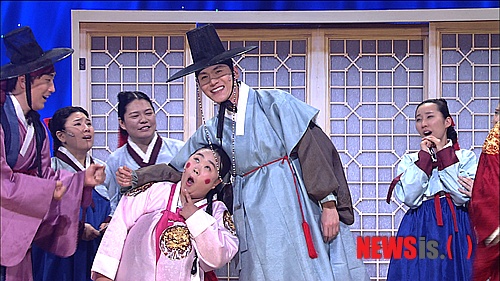 【서울=뉴시스】박영주 기자 = SBS TV 공개 코미디프로그램 ‘개그 투나잇’이 5일 어린이날 1시간을 앞당겨 방송한다. SBS는 “특별 방송을 통해 11시 시간대에서의 성공 가능성을 예측할 수 있기에 ‘개그 투나잇’ 멤버들은 그 어느 때보다 더욱 열정을 불태우고 있다. ‘포미닛’의 현아, 탤런트 송재희가 깜짝 게스트로 무대에 오른다”고 알렸다. 현아(20)는 ‘연예 패밀리’ 코너에 출연한다. 아이돌을 꿈꾸는 아들과 연기자 지망생 딸, 그리고 모델 코스튬플레이에 빠진 철없는 동생의 이야기인 이 코너에 현아는 아랫집 아가씨로 나온다. 현아는 “너무 뜨겁게 호응해줘 놀라기도 했고, 감사하기도 했다. 개그맨들 덕분에 즐거운 시간을 보낼 수 있었다. 다음에 기회가 되면 꼭 다시 출연하고 싶다”고 말했다. 송재희(33)는 ‘햄을 품은 달’에 등장한다. 제작진은 “송재희가 개그맨들, 스태프 모두와 환상적인 호흡을 이뤘다. 특히 개그우먼들과 여자 스태프들의 엄청난 인기를 얻었다. 훤칠한 키와 잘생긴 얼굴 뿐만 아니라 마음 씀씀이도 훈남이었다”며 칭찬을 아끼지 않았다. 5일 밤 11시에 방송된다. gogogirl@newsis.com