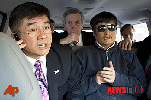 [베이징=AP/뉴시스] 지난 2012년 5월4일 사진에서 중국 시각장애 인권운동가 천광청 변호사(오른쪽)가 엿새 동안 머물렀던 미 대사관을 나와 차오양 병원으로 가던 차 안에서 게리 로크 주중 미대사(왼쪽)가 긴박한 표정으로 전화 통화를 하고 있다. (사진=뉴시스DB) 2020.8.27.