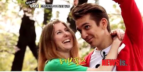 【서울=뉴시스】이예슬 기자 = 밴드 '버스커 버스커'의 드러머 브래드(28)가 콘서트 현장에서 결혼 사실을 공개했다.&nbsp; 4일 오후 서울 신촌 연세대백주념기념관에서 열린 첫 단독콘서트 '청춘버스'에서 보컬 장범준(23)은 "오늘 깜짝 발표가 있다. 브래드가 혼인신고를 했다"고 밝혔다.&nbsp; 공연을 담당한 CJ E&M 뮤직라이브의 트위터에도 "버스커버스커 첫 단독콘서트 '청춘버스' 첫날에 대단한 일이 벌어졌다. 드러머 브래드의 결혼 발표다. 현장에서 '대니 사랑해요'라는 멘트도 날렸다"는 글이 올라왔다.&nbsp; "콘서트 현장에 오신 모든 분들도 깜짝 놀랐을 소식이다. 브래드와 대니의 결혼 축하 메시지 부탁드린다."&nbsp; 청중도 브래드의 결혼 소식을 SNS로 발빠르게 알렸다. "브래드와 대니가 오늘 결혼했다. 프러포즈와 뽀뽀도 하고 첫 콘서트 정말 대단하다", "버스커 공연 첫날, 브래드가 결혼해서 더 의미있는 날이다" 등 축하가 잇따랐다.&nbsp; 한편, 브래드는 지난 3일 tvN '현장토크쇼 택시'에서 클럽에서 만난 여자친구와 6년째 교제 중이라고 고백했다.&nbsp; ashley85@newsis.com