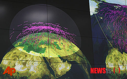 【모스크바=AP/뉴시스】러시아가 지난달 인공위성을 공격하기 위한 미사일(ASAT) 발사실험을 진행해 최초 성공한 것으로 관측됐다. 2일(현지시간)&nbsp; 미국 안보 전문 매체인 프리 비컨은 익명의 국방 소식통을 인용해 러시아가 '누돌(Nudol)'로 불리는 위성요격미사일을 발사해 성공시켰다고 전했다. 지난 2012년 5월4일 모스크바 근교에 위치한 '소프리노' 방공 사단의 통제센터 컴퓨터 스크린. 2015.12.03 