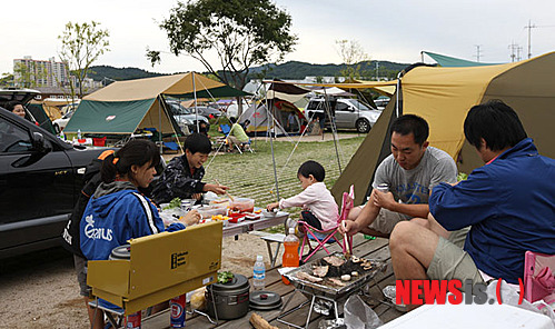 【가평=뉴시스】문영일 기자 = 가족과 친구와 함께 부담 없이 즐길 수 칠성급 오토캠핑장이 있다. 경기 가평군 달전리 자라섬오토캠핑장이 그 곳이다. 캠핑장에서 가족과 함께 맛있는 식사를 즐기는 모습.(사진=가평군청 제공) photo@newsis.com