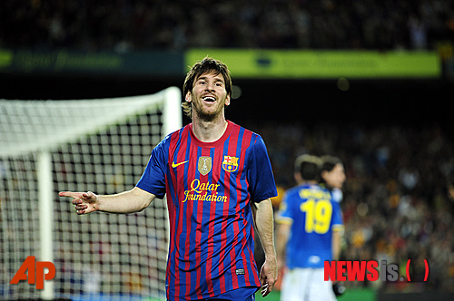 【바르셀로나=AP/뉴시스】리오넬 메시(25·FC바르셀로나)가 6일(한국시간) 스페인 바르셀로나 캄프 누에서 열린 2011~2012 스페인 프리메라리가 37라운드 에스파뇰과의 홈경기에서 골을 넣은 뒤 기뻐하고 있다. 이날 경기에서 메시는 4골을 넣으며 팀의 4-0 승리를 이끌었다.