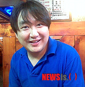 【서울=뉴시스】박영주 기자 = 개그맨 나도야(41·최두영)의 아버지 최모(75)씨가 5일 오전 4시 스스로 목숨을 끊었다.&nbsp; 2년 전 위암 판정을 받고 최근 수술을 받았지만 회복되지 않자 가족에게 부담이 되는 것을 비관한 것으로 알려졌다. 생전 고인은 한양대병원에 시신 기증을 서약했다.&nbsp; 서울 은평장례식장, 발인 7일 오전 9시.&nbsp; 한편, 나도야는 1994년 SBS 개그맨으로 데뷔했다. 2000년대 초 '노숙자'라는 이름으로 김구라(42), 황봉알(42)과 함께 인터넷 방송에서 활동했다.&nbsp; gogogirl@newsis.com