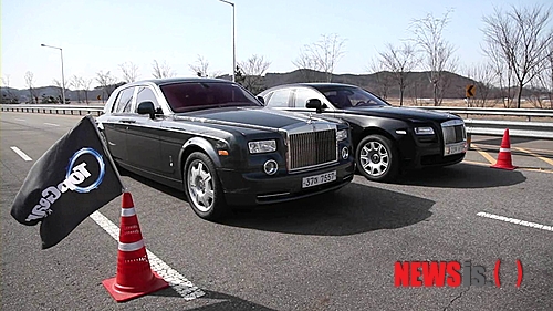 【서울=뉴시스】김정환 기자 = 세계 최고의 럭셔리카 '롤스로이스'끼리 드래그 레이스를 벌인다.&nbsp; 6일 밤 10시30분 XTM이 방송하는 '탑기어 코리아' 시즌2가 자동차와 헬기의 대결, 특수제작 수륙양용 BMW의 아라뱃길 도하, 자동차 스카이다이빙에 이어 롤스로이스 '팬텀'과 '고스트'간 드래그 레이스 대결을 선보인다.&nbsp;&nbsp; 팬텀은 롤스로이스의 플래그십 모델로 '달리는 호텔'이라고 불린다. 일반 자동차와 달리 모든 공정이 수작업이다. 따라서 구입 후 차를 인도 받을 때까지 4개월을 기다려야 한다. 6.7 V12엔진을 장착하고 8단 자동 변속기를 갖췄다. 최고출력 460마력, 최대토크 73.4kg.m에 달한다. 국내 판매가는 7억5000만원부터지만 옵션을 추가할 경우 가격은 끝없이 상승한다.&nbsp; 고스트는 롤스로이스의 엔트리 모델이다. '베이비 롤스로이스'라 불리나 6.6ℓ 트윈 터보 V12 엔진과 8단 자동 변속기를 얹고 563마력의 파워를 뿜어낸다. 정지 상태에서 시속 100㎞ 도달시간을 일컫는 제로백은 4.8초에 불과하다. 8단 자동변속기가 적용됐다. 지난해 9월 출시된 '고스트 EWB'의 판매가는 5억3000만원부터다.&nbsp; 롤스로이스를 몰고 드래그 레이스를 펼친 MC 조민기는 "차 두 대 값만 15억원이었다"면서 "마차처럼 문을 열고 차안에 구비된 우산을 펼쳐보니 정말 그 세심한 배려의 끝이 어디일까라는 의문까지 들었다. 100년이 지나도 변하지 않는 명차의 자존심에 나도 모르게 감동을 받았다"고 흥분했다.&nbsp; 한편, 이날 '탑기어 코리아'에서는 데니안의 스타랩타임, 현대자동차 벨로스터 터보와 BMW 미니쿠퍼S의 맞대결도 펼쳐진다.&nbsp; 연출자 서승한 PD는 "이런 대결은 오직 탑기코에서만 볼 수 있기에 못보면 정말 후회할 것"이라며 "소유하고 싶지만 소유할 수 없는 자동차라고 해도 과언이 아닌 롤스로이스의 매력을 전격 공개할 계획"이라고 자랑했다.&nbsp; ace@newsis.com