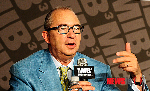 【서울=뉴시스】김기태 기자 = 7일 오전 서울 강남구 역삼동 리츠칼튼 호텔에서 열린 영화 ‘맨인 블랙3’ 기자회견에서 베리 소넨필드(Barry Sonnenfeld) 감독이 영화에 대한 설명을 하고 있다.&nbsp;&nbsp; presskt@newsis.com