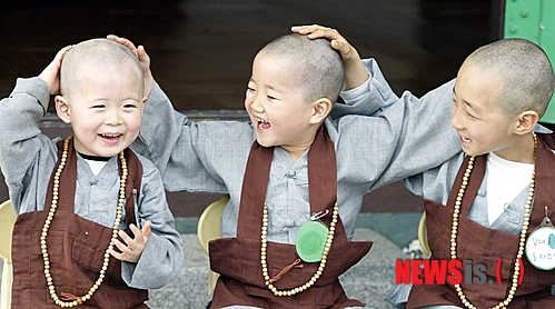 【제주=뉴시스】강재남 기자 = 7일 오전 제주시 원명선원에서 3세에서 5세 어린이 13명의 동자스님 체험을 위한 '동자스님 삭발식'이 열린 가운데 어린이들이 삭발한 머리가 신기한 듯 서로의 머리를 만져보고 있다.&nbsp; hynikos@newsis.com&nbsp; 