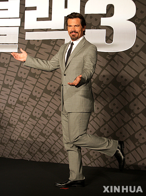 【서울=뉴시스】김정환 기자 = 한국에서도 인기 높은 '맨 인 블랙' 시리즈가 10년만에 제3편으로 돌아온다. 그것만으로도 모자라 할리우드 스타 윌 스미스(44), 연기파 조슈 브롤린(44), 배리 소넌펠드(59) 감독이 6일 월드 프리미어를 위해 내한했다.&nbsp; '맨 인 블랙 3'는 악당 외계인 '보리스'(저메인 클레멘트)가 지구 정복을 방해하는 '에이전트 K'(토미 리 존스)를 살해하기 위해 43년 전인 1969년으로 되돌아가고, 뒤늦게 계략을 알아차린 '에이전트 J'(윌 스미스)가 뒤따라 가서 젊은 시절 '에이전트 K'(조슈 브롤린)와 합심에 현재 보리스와 과거 보리스의 야망을 분쇄하려 한다는 내용이다.&nbsp; 7일 서울 강남의 호텔에서 열린 기자회견에서 소넌펠드 감독은 10년만에 3편이 제작된 것에 대해 "새로운 영화가 아니면 만들지 않으려 했다"고 오랜 산고가 있었음을 전했다.&nbsp; 소넌펠드 감독은 "과거로 돌아가는 설정은 스미스의 아이디어"라면서 "2편을 만들며 모두가 지쳐 있을 때 스미스는 에너지 넘치는 모습으로 내게 와 3편을 만들게 되면 K가 사라지는 상황에서 나 역시 과거로 돌아가 새로운 것을 발견하는 이야기로 하자고 말을 했다"고 전했다.&nbsp; 돌아가는 해를 굳이 '1969년'으로 정한 이유로 "인간이 지구를 벗어난 첫 해로 인류 역사상 중대한 해였기 때문"이라고 설명했다. 1969년은 미국이 인류 최초의 달 탐사선인 '아폴로11호'를 쏘아 올린 해다. 이 영화에도 아폴로 11호 발사 장면이 등장한다.&nbsp; 3편에서 가장 돋보이는 것은 브롤린의 등장이다. 29세 에이전트 K를 실제 나이 만43세인 브롤린이 연기한다. 극중 젊은 에이전트 K가 '노안'이라는 대사를 넣어 이에 관한 관객들의 갑론을박을 불식시켰다. 굳이 그렇게까지 해야 했을까.&nbsp; 소넌펠드 감독은 "이 영화가 성공하려면 젊은 토미 리 존슨을 완벽하게 소화해내는 뛰어난 연기력을 갖춘 배우가 필요했다"는 말로 실제 20대 배우가 아닌 브롤린을 캐스팅한 이유를 설명했다. "내가 생각하기에 브롤린이 충분히 인정받지 못하는 것 같다"고 아쉬움도 나타냈다.&nbsp; 브롤린은 2007년 조엘(58)·에단(55) 코엔 형제 감독의 '노인을 위한 나라는 없다'에서 강렬한 인상을 남기며 할리우드 대표 연기파 배우로 급부상했다. 2008년에는 구스 반 산트(60) 감독의 '밀크'로 뉴욕 비평가협회와 미국비평가협회 남우조연상을 받은 여세를 몰아 아카데미 남우조연상 후보에 노미네이트됐다. 브롤린은 "토미 리 존스의 젊은 시절을 연기하면서 거의 무아지경에 빠졌다"며 "다행히 토미 리 존스가 내 연기에 대해 좋게 평가해줬다. 감사한다. 나 역시 젊은 시절의 나를 다른 배우가 연기한다면 어색할 것 같다"고 대선배의 젊은 시절을 연기한 부담을 전했다.&nbsp; 소넌펠드 감독은 제4편 제작에 관해 "일단 3편이 흥행에 성공해야 한다"고 운을 뗀 뒤 '맨 인 블랙 1'(1998)이 나온 지 5년만인 2002년 '맨 인 블랙 2'가 나오고, 다시 10년 걸려서 '맨 인 블랙3'가 만들어진 것에 빗대 "'맨 인 블랙4'는 20년 뒤에 나올 거다. 그때 윌스미스는 64세, 토미 리 존스는 82세"이라고 너스레를 떨었다.&nbsp; '맨 인 블랙 3'는 시리즈 중 최초로 3D로 제작됐다. 소넌펠드 감독은 "우리 영화는 최고의 3D 작품"이라며 "아시아에서 3D 시장이 급성장하고 있고, 한국이 주도하고 있는 것으로 안다. 꼭 와서 봐달라"고 청했다. 미국보다 하루 앞선 24일 2D와 3D로 개봉한다.&nbsp; ace@newsis.com