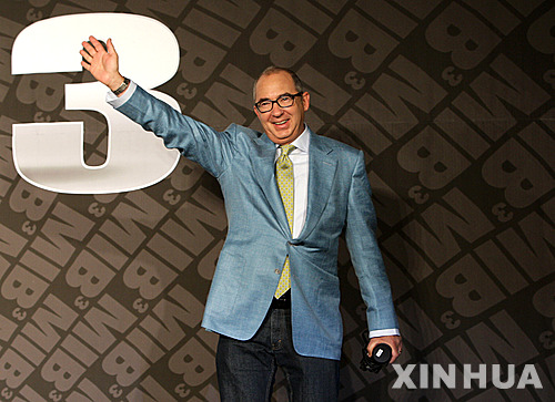 【서울=뉴시스】김정환 기자 = 한국에서도 인기 높은 '맨 인 블랙' 시리즈가 10년만에 제3편으로 돌아온다. 그것만으로도 모자라 할리우드 스타 윌 스미스(44), 연기파 조슈 브롤린(44), 배리 소넌펠드(59) 감독이 6일 월드 프리미어를 위해 내한했다.&nbsp; '맨 인 블랙 3'는 악당 외계인 '보리스'(저메인 클레멘트)가 지구 정복을 방해하는 '에이전트 K'(토미 리 존스)를 살해하기 위해 43년 전인 1969년으로 되돌아가고, 뒤늦게 계략을 알아차린 '에이전트 J'(윌 스미스)가 뒤따라 가서 젊은 시절 '에이전트 K'(조슈 브롤린)와 합심에 현재 보리스와 과거 보리스의 야망을 분쇄하려 한다는 내용이다.&nbsp; 7일 서울 강남의 호텔에서 열린 기자회견에서 소넌펠드 감독은 10년만에 3편이 제작된 것에 대해 "새로운 영화가 아니면 만들지 않으려 했다"고 오랜 산고가 있었음을 전했다.&nbsp; 소넌펠드 감독은 "과거로 돌아가는 설정은 스미스의 아이디어"라면서 "2편을 만들며 모두가 지쳐 있을 때 스미스는 에너지 넘치는 모습으로 내게 와 3편을 만들게 되면 K가 사라지는 상황에서 나 역시 과거로 돌아가 새로운 것을 발견하는 이야기로 하자고 말을 했다"고 전했다.&nbsp; 돌아가는 해를 굳이 '1969년'으로 정한 이유로 "인간이 지구를 벗어난 첫 해로 인류 역사상 중대한 해였기 때문"이라고 설명했다. 1969년은 미국이 인류 최초의 달 탐사선인 '아폴로11호'를 쏘아 올린 해다. 이 영화에도 아폴로 11호 발사 장면이 등장한다.&nbsp; 3편에서 가장 돋보이는 것은 브롤린의 등장이다. 29세 에이전트 K를 실제 나이 만43세인 브롤린이 연기한다. 극중 젊은 에이전트 K가 '노안'이라는 대사를 넣어 이에 관한 관객들의 갑론을박을 불식시켰다. 굳이 그렇게까지 해야 했을까.&nbsp; 소넌펠드 감독은 "이 영화가 성공하려면 젊은 토미 리 존슨을 완벽하게 소화해내는 뛰어난 연기력을 갖춘 배우가 필요했다"는 말로 실제 20대 배우가 아닌 브롤린을 캐스팅한 이유를 설명했다. "내가 생각하기에 브롤린이 충분히 인정받지 못하는 것 같다"고 아쉬움도 나타냈다.&nbsp; 브롤린은 2007년 조엘(58)·에단(55) 코엔 형제 감독의 '노인을 위한 나라는 없다'에서 강렬한 인상을 남기며 할리우드 대표 연기파 배우로 급부상했다. 2008년에는 구스 반 산트(60) 감독의 '밀크'로 뉴욕 비평가협회와 미국비평가협회 남우조연상을 받은 여세를 몰아 아카데미 남우조연상 후보에 노미네이트됐다. 브롤린은 "토미 리 존스의 젊은 시절을 연기하면서 거의 무아지경에 빠졌다"며 "다행히 토미 리 존스가 내 연기에 대해 좋게 평가해줬다. 감사한다. 나 역시 젊은 시절의 나를 다른 배우가 연기한다면 어색할 것 같다"고 대선배의 젊은 시절을 연기한 부담을 전했다.&nbsp; 소넌펠드 감독은 제4편 제작에 관해 "일단 3편이 흥행에 성공해야 한다"고 운을 뗀 뒤 '맨 인 블랙 1'(1998)이 나온 지 5년만인 2002년 '맨 인 블랙 2'가 나오고, 다시 10년 걸려서 '맨 인 블랙3'가 만들어진 것에 빗대 "'맨 인 블랙4'는 20년 뒤에 나올 거다. 그때 윌스미스는 64세, 토미 리 존스는 82세"이라고 너스레를 떨었다.&nbsp; '맨 인 블랙 3'는 시리즈 중 최초로 3D로 제작됐다. 소넌펠드 감독은 "우리 영화는 최고의 3D 작품"이라며 "아시아에서 3D 시장이 급성장하고 있고, 한국이 주도하고 있는 것으로 안다. 꼭 와서 봐달라"고 청했다. 미국보다 하루 앞선 24일 2D와 3D로 개봉한다.&nbsp; ace@newsis.com