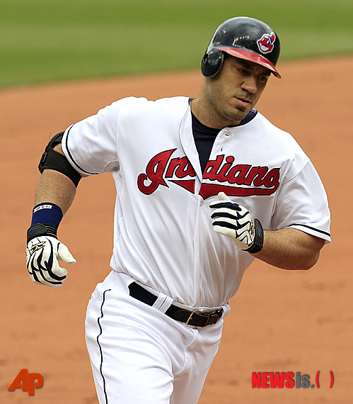 【클리블랜드=AP/뉴시스】AP통신은 31일(한국시간) 클리블랜드 인디언스의 트레비스 해프너(35)가 다음달 1일 파열된 오른 무릎 반월판을 복구하는 관절경 수술을 받으며 4~6주 결장하게 됐다고 보도했다. 사진은 지난 8일 오하이오주 클리블랜드의 프로그레시브 필드에서 열린 시카고 화이트삭스와의 경기에서 홈런을 친 뒤 그라운드를 돌고 있는 해프너의 모습.