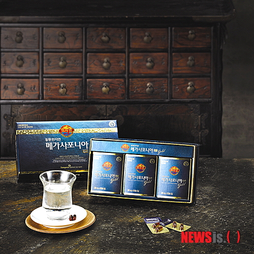 【서울=뉴시스】유희연 기자 = 천지인은 8일 “홍삼 한 뿌리에 해당하는 사포닌을 캡슐에 담은 메가사포니아는 ‘선택적 효소 전환기술’로 사포닌의 소화흡수율을 획기적으로 높여줘 빠른 시간 안에 홍삼의 효과를 볼 수 있다”고 소개했다.(사진=천지인 제공)&nbsp; lovely_jh@newsis.com 