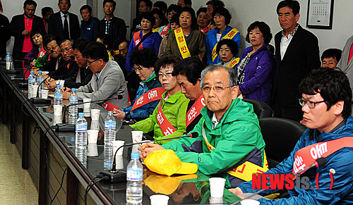 【서울=뉴시스】박주성 기자 = 무안군의회를 비롯한 무안군 번영회 등 70여개 무안군 관내 사회단체 및 시민단체로 구성된 '무안반도 통합반대 공동대책위원회'가 무안반도 통합과 관련해 9일 오후 서울 중구 퇴계로 극동빌딩 2층에 위치한 지방행정체제개편추진위원회를 항의 방문해 관계자로부터 설명을 듣고 있다. park7691@newsis.com