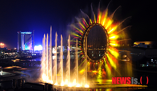 【여수=뉴시스】안현주 기자 = 2012 여수세계박람회(EXPO 2012 YEOSU KOREA) 미디어데이 행사가 열린 9일 전남 여수시 덕충동 박람회장 내 해상문화공간 빅오(Big-O)에서 국내외 언론인들을 상대로 환상적인 분수쇼를 선보이고 있다. 빅오는 최대 70m까지 솟아 오르는 해상분수와 해상무대인 이어도, 지름 43m의 원형 구조물인 디오로 구성됐으며 입체영상을 구현하는 리빙 스크린 기술도 세계 최초로 적용됐다.&nbsp; ahj@newsis.com 