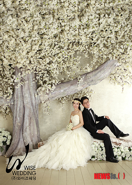 【서울=뉴시스】박영주 기자 = SBS TV ‘출발 모닝와이드’의 리포터 고현준(36)이 12일 서울 대치동 컨벤션 디아망에서 결혼한다. 고현준 측은 10일 “신부는 SBS 교양 프로그램 작가로 2010년 남아공월드컵 취재 때 처음 만났다”고 밝혔다. 웨딩컨설팅 와이즈웨딩은 “바쁜 신부를 배려해 매사에 적극적으로 결혼준비에 임한 신랑 덕분에 모든 준비가 순조로웠다. 청첩장을 직접 디자인하고 이를 통한 기부를 할 정도로 의미가 특별한 결혼”이라고 전했다. 고현준은 올여름 런던올림픽을 취재하고 ‘출발 모닝와이드’에도 출연한다. 신부는 SBS TV ‘그것이 알고 싶다’ 작가를 계속할 예정이다. 남아공월드컵 취재단장이었던 SBS골프 허인구(53) 사장이 주례를 서고, SBS 최기환(37) 아나운서가 사회를 본다. 뮤지컬배우 김다현(32), ‘올라이즈밴드’, 귀농가수 사이(38)가 축가를 부른다. gogogirl@newsis.com