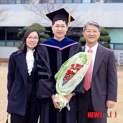 【대전=뉴시스】김양수 기자 = KAIST 생명화학공학과 같은 연구실에서 공부하던 부부박사 시사샤오 시아(Xia, Xiao Xia:왼쪽)씨와 지강취안(Qian, Zhi Gang)씨. 이들 부부박사가 최근 중국 상하이 교통대 생명과학 및 생명공학과 교수로 동시 임용됐다고 KAIST가 10일 밝혔다. 사진 오른쪽은 이들의 지도교수인 이상엽 특훈교수.(사진=KAIST 제공)&nbsp; photo@newsis.com