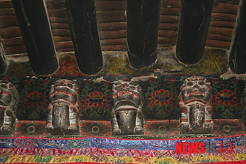 【서울=뉴시스】하도겸 박사의 ‘티베트 이야기’ <5> 2008년 황우석 박사는 세계 최고의 맹견 가운데 하나인 ‘티베탄 마스티프’ 30여 마리를 복제하는 데 성공했다. 사자개라고도 불리는 이 개는 티베트 설산의 영하 20∼영하 30도의 매서운 추위 속에서도 살 수 있다고 한다. 아니 수천 년 동안 살고 왔다고 하는 것이 더 맞는 표현일 것이다. 이 개는 중국에선 짱아오(藏獒)로도 불린다. 주로 황색이나 검은색이나 흰색 털을 가지고 있다. 수천 년 전부터 이 개는 티베트의 양치기 개로 유명했다고 한다. 국립민속박물관 큐레이터 dogyeom.ha@gmail.com