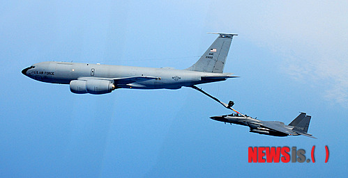 [서울=뉴시스]박주성 기자 = 플라이트레이더24 데이터에 따르면 미군 공중급유기 보잉 KC-135 스트라토탱커가 중동의 긴장 고조 속에 이란 인근 페르시아만 상공에서 실종됐으며, 실종 직전 '7700' 조난 신호를 보내 비상 상황을 알렸다고 NDTV가 보도했다. 사진은 KC-135 공중급유기가 2012년 한국 공군 F-15K 전투기와 공중급유 훈련을 하는 모습. (사진=공군본부 제공) photo@newsis.com 2026.05.05.