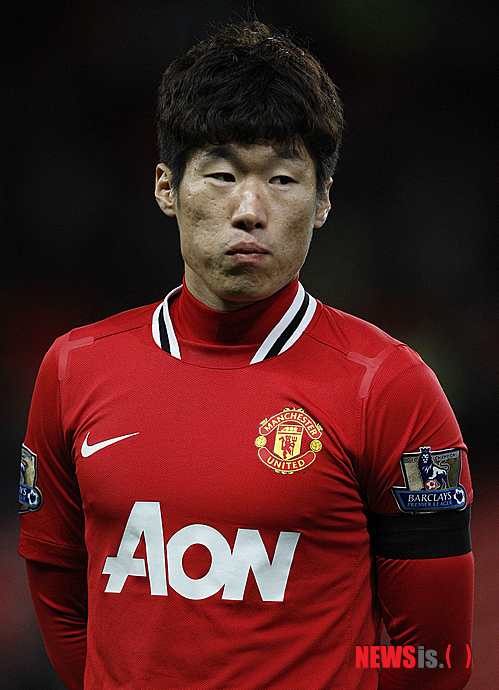 【서울=뉴시스】박영주 기자 = 맨체스터 유나이티드의 박지성(31)이 SBS TV '일요일이 좋다-런닝맨'에 게스트로 등장한다. 제작진은 10일 "이번 주 방송을 보면 알 수 있을 것"이라고 귀띔했다. 녹화 일시와 장소는 미정이다. 박지성은 과거 MBC TV 'MBC 스페셜'과 KBS 2TV '다큐3'에 출연했지만 버라이어티 예능프로그램은 처음이다. 한편, 박지성은 13일 밤 11시(한국시간) 잉글리시 프리미어리그 라운드 경기인 선덜랜드전을 앞두고 있다. gogogirl@newsis.com