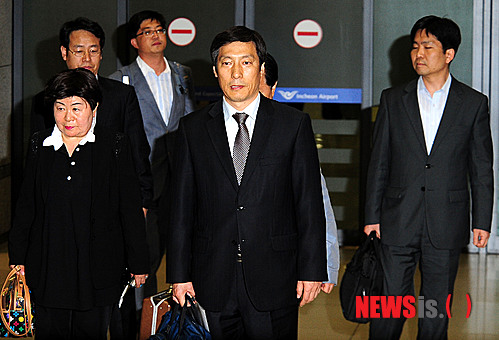 【인천공항=뉴시스】박주성 기자 = 지난 2012년 5월 미국 광우병 관련 조사를 위해 현지를 방문한 광우병 합동조사단이 조사를 마치고 인천국제공항을 통해 입국하고 있다. park7691@newsis.com