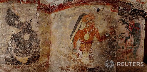 【과테말라시티=로이터/뉴시스】과테말라 북동부의 마야 유적지 술툰에 있는 마야인 가옥 벽면에서 발견된 고대 벽화의 촬영날짜가 밝혀지지 않은 사진. 10일 고고학자들은 이 벽화와 함께 마야 달력에 대한 노트를 발견했다고 밝혔다. 벽화에는 검은 옷을 입고 있는 사람(왼쪽)을 포함해 세 명의 모습이 그려져 있다. 