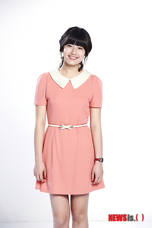 【서울=뉴시스】이예슬 기자 = MBC TV 드라마 '선덕여왕'에서 '덕만공주'(이요원)의 어린 시절을 연기한 남지현(17)이 부쩍 성숙해졌다. MBC TV 일일드라마 '그대없인 못살아'에서 솔직하고 긍정적인 고아 '김은덕'을 연기한다. 자신의 어려운 형편을 알고 도와준 '장인자'(김해숙)의 아들 '김치도'(도지한)와 로맨스를 펼친다. 남지현은 "아역의 틀에서 벗어나 성인 연기자로서의 모습을 보여주고 싶다"며 "연기실력이 뛰어난 선배들과 함께 연기할 수 있게 돼 영광이다. 많이 보고 배우겠다"고 전했다. 남지현은 SBS TV 드라마 '무사 백동수' '자이언트', MBC TV 드라마 '선덕여왕' '에덴의 동쪽'에서 각각 '유지선'(신현빈) '황정연'(박진희) '덕만공주'(이요원) '지현'(한지혜) 등의 아역으로 출연했다. 한편 '그대없이 못살아'는 대가족의 갈등과 화해를 통해 잊혀져가는 가족의 소중함을 일깨워주는 작품이다. MBC TV 드라마 '미스 리플리'에서 인간의 잠재 욕망을 섬세하게 표현한 최이섭 PD와 작가 김선영씨가 만든다. ashley85@newsis.com