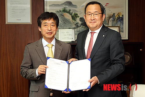 【서울=뉴시스】박성환 기자 = 명지대학교(총장 유병진)는 11일 한국전력공사 전력연구원(원장 장재원)과 '국내 전력산업 발전을 위한 '산·학 기술협력 협약식'을 개최했다고 밝혔다. (사진제공 = 명지대)&nbsp; sky0322@newsis.com 