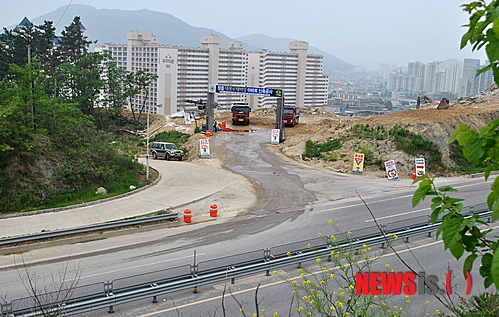 【정읍=뉴시스】김종효 기자 = 11일 전북 정읍시가 상동의 한 아파트 현장에서 일어나고 있는 심각한 불법행위에 대해 강력한 단속활동을 펼치겠다고 밝혔다. 이 아파트 현장으로 향하는 덤프트럭 등 중장비들은 가변 중앙분리대를 불법으로 임의 개방해 반대차선으로 불법회전을 일삼고 있어 교통안전에 심각한 위협을 초래하고 있다. seun6685@newsis.com