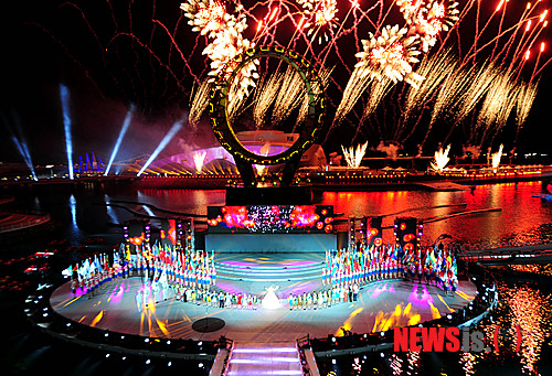 【여수=뉴시스】박문호 기자 = 2012 여수세계박람회(EXPO 2012 YEOSU KOREA) 공식 개장을 하루 앞둔 11일 오후 전남 여수시 덕충동 엑스포 박람회장 빅오(Big-O) 광장에서 열린 전야제를 겸한 개막식에서 불꽃놀이가 펼쳐지고 있다.&nbsp;&nbsp; go2@newsis.com