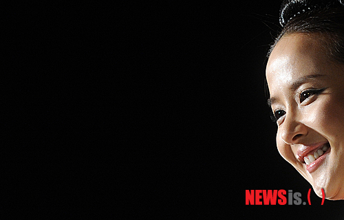 【서울=뉴시스】박상훈 기자 = 11일 오후 서울 종로구 경희궁 숭정전에서 영화 '후궁:제왕의 첩' 쇼케이스가 열린 가운데 조여정이 관객들을 보며 미소짓고 있다.&nbsp; hyalinee@newsis.com