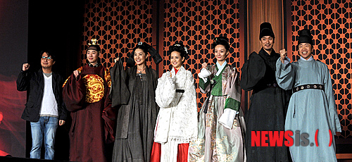 【서울=뉴시스】박상훈 기자 = 11일 오후 서울 종로구 경희궁 숭정전에서 영화 '후궁:제왕의 첩' 쇼케이스가 열린 가운데 김대승 감독과 출연 배우들이 파이팅을 외치고 있다.&nbsp; hyalinee@newsis.com