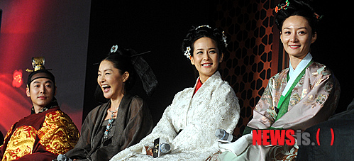【서울=뉴시스】박상훈 기자 = 11일 오후 서울 종로구 경희궁 숭정전에서 영화 '후궁:제왕의 첩' 쇼케이스가 열린 가운데 조여정을 비롯한 출연 배우들이 즐거워하고 있다.&nbsp; hyalinee@newsis.com