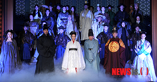 【서울=뉴시스】박상훈 기자 = 11일 오후 서울 종로구 경희궁 숭정전에서 영화 '후궁:제왕의 첩' 쇼케이스가 열린 가운데 출연 배우들이 포즈를 취하고 있다.&nbsp; hyalinee@newsis.com