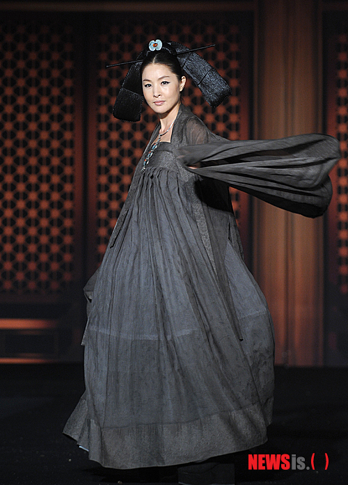 【서울=뉴시스】박상훈 기자 = 11일 오후 서울 종로구 경희궁 숭정전에서 영화 '후궁:제왕의 첩' 쇼케이스가 열린 가운데 박지영이 궁궐 의상을 입고 워킹을 하고 있다. hyalinee@newsis.com